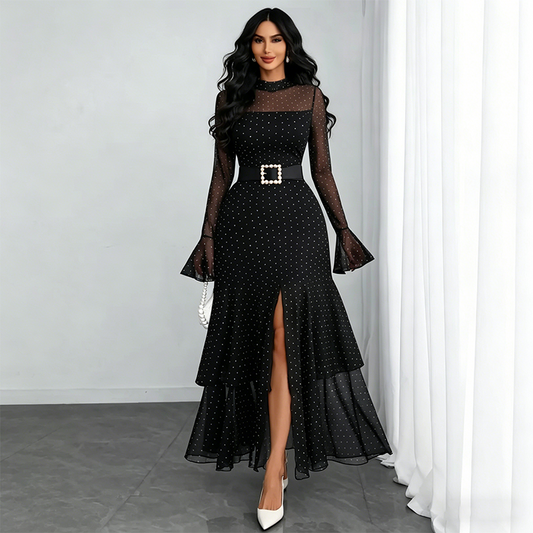 Elegante vestido de noche con cuello alto y abertura