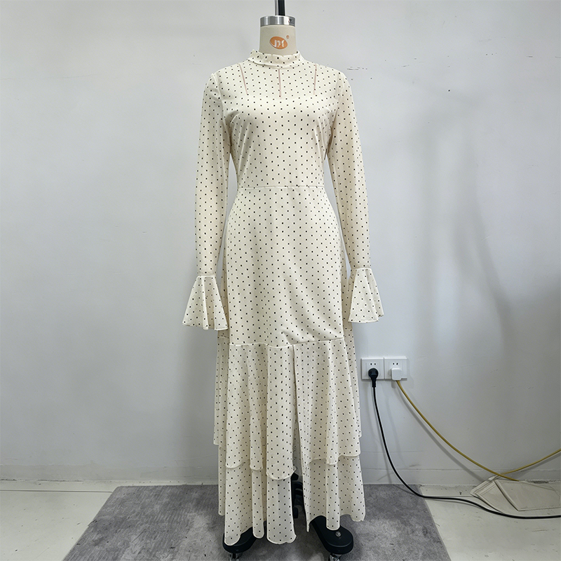 Elegante vestido de noche con cuello alto y abertura