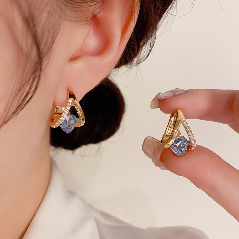 Elegantes pendientes de aro con colgante en forma de corazón en V