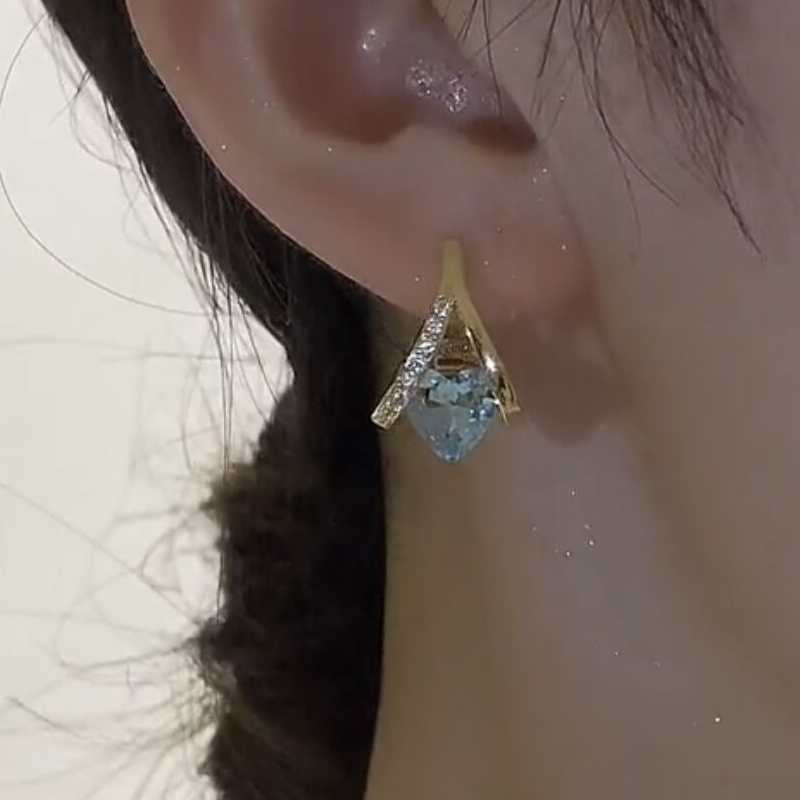 Elegantes pendientes de aro con colgante en forma de corazón en V