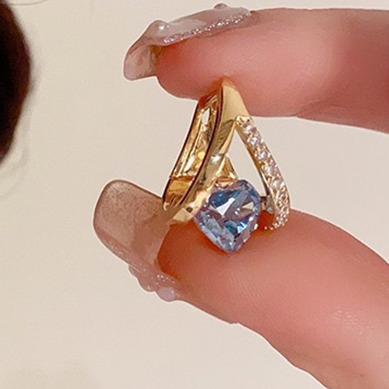 Elegantes pendientes de aro con colgante en forma de corazón en V