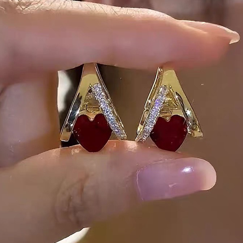 Elegantes pendientes de aro con colgante en forma de corazón en V
