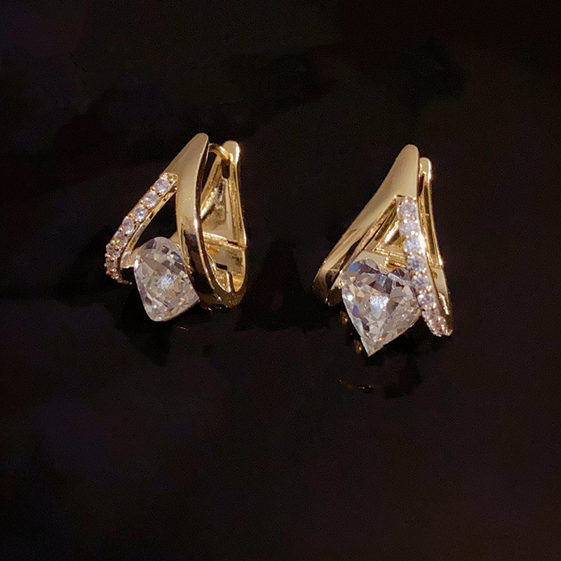 Elegantes pendientes de aro con colgante en forma de corazón en V