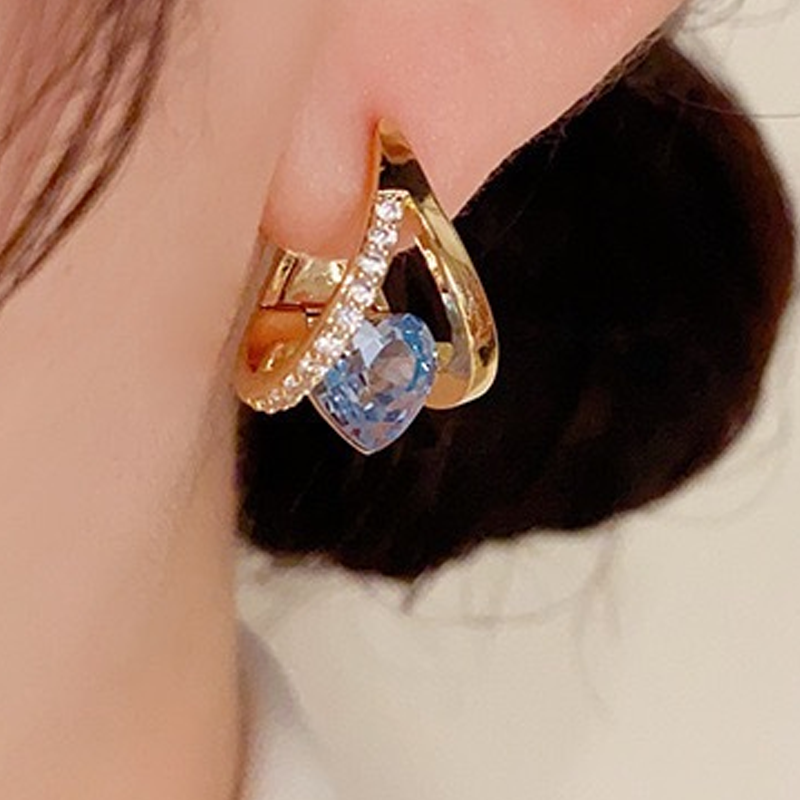 Elegantes pendientes de aro con colgante en forma de corazón en V