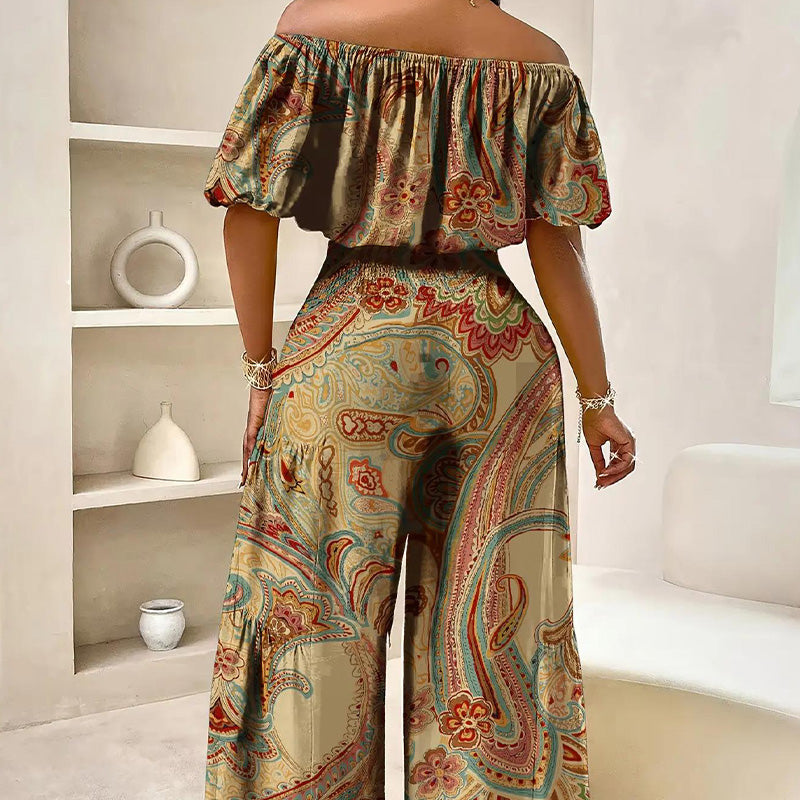 Conjunto de dos piezas compuesto por un top sin tirantes estampado y unos pantalones