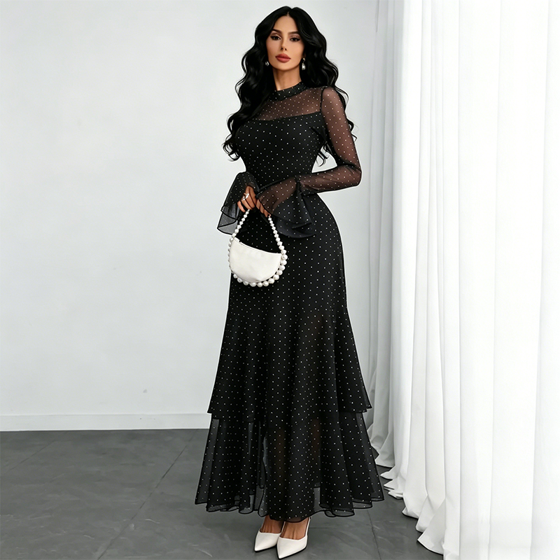 Elegante vestido de noche con cuello alto y abertura