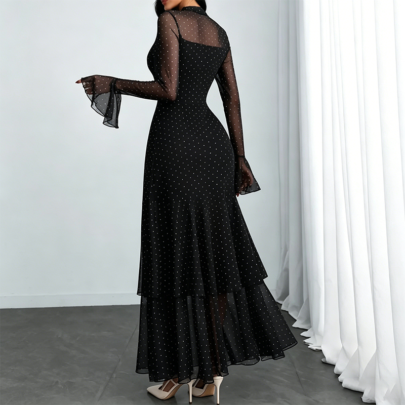 Elegante vestido de noche con cuello alto y abertura