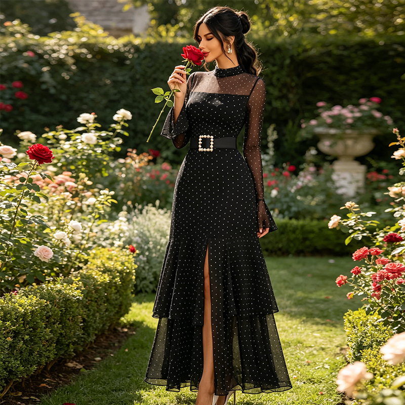 Elegante vestido de noche con cuello alto y abertura