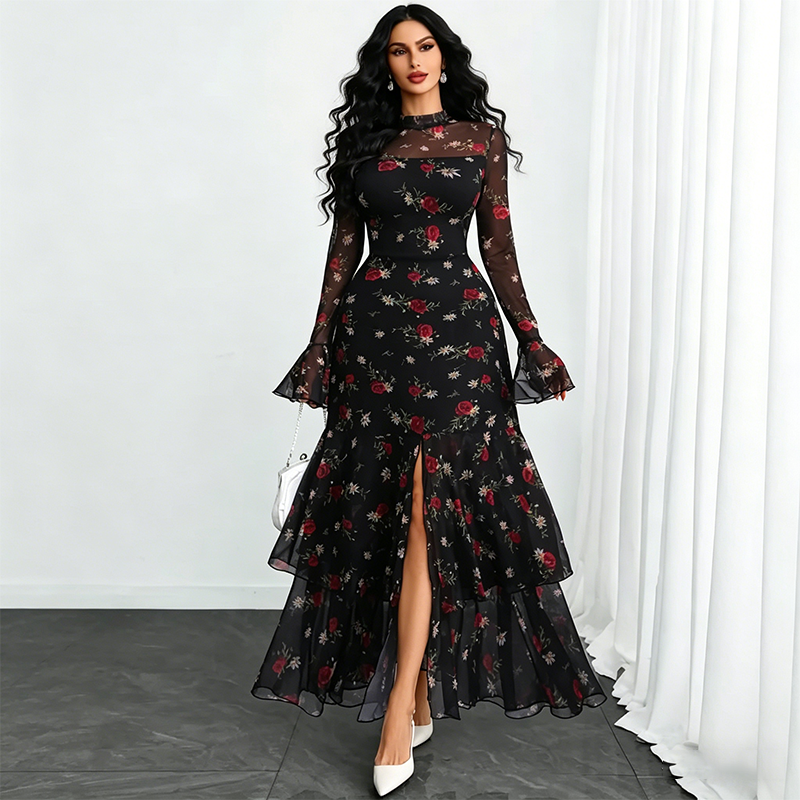 Elegante vestido de noche con cuello alto y abertura