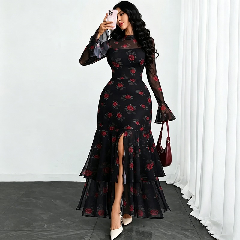 Elegante vestido de noche con cuello alto y abertura