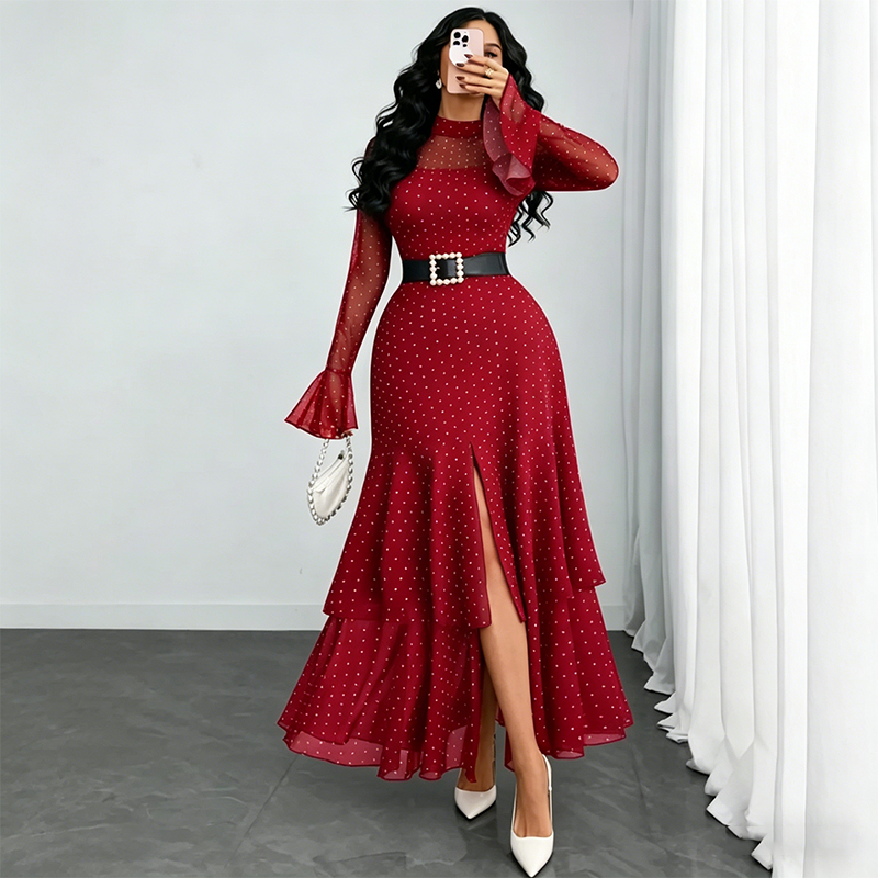 Elegante vestido de noche con cuello alto y abertura